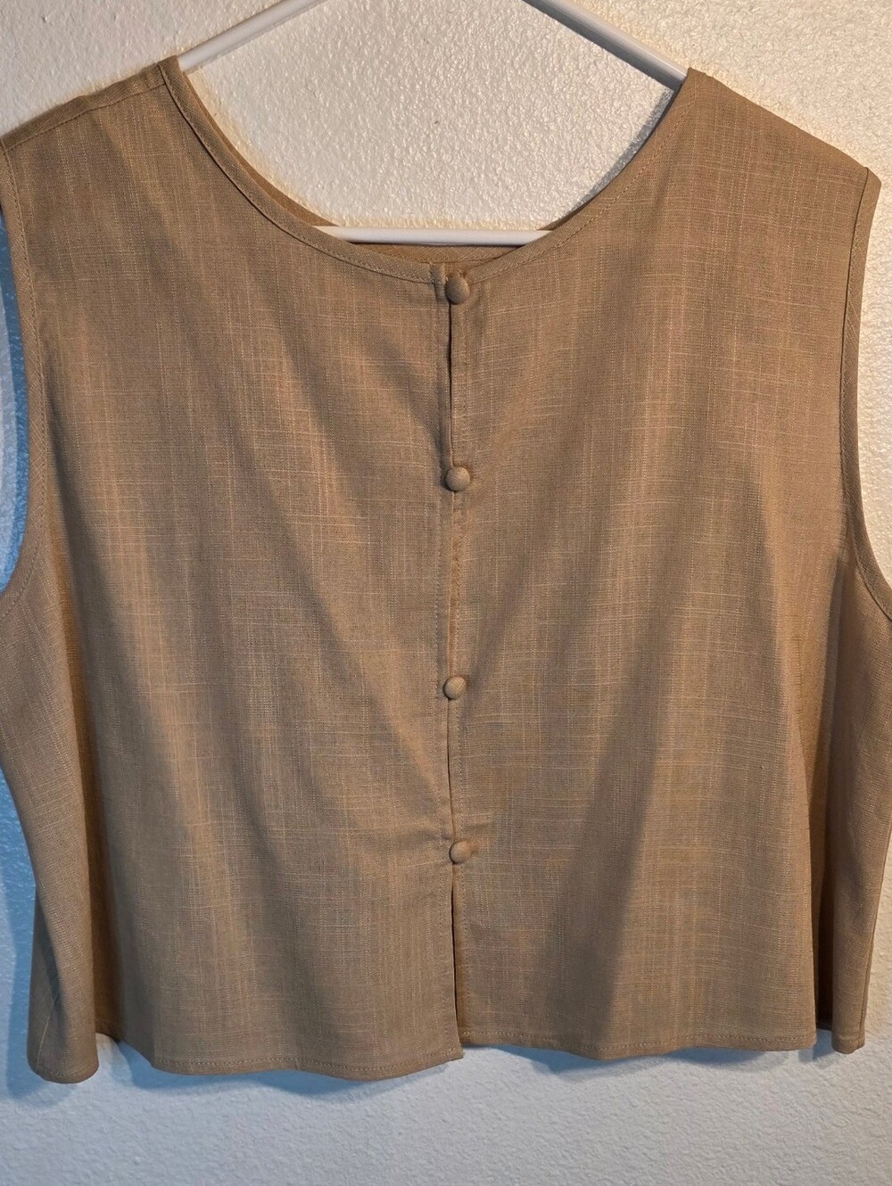 Halara NWOT linen-viscoseTop Sleeveless Buttons Back Round Neck Tan Size L (219)